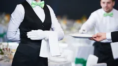 ウェイターの皿下げを手伝うのは何を意味するのか？心理学者が興味深い点を明かす