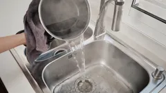 絶対にシンクに熱湯を注がないでください――配管工がその影響について語った