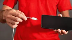 携帯電話の充電が遅い？専門家が主な問題と解決策を指摘