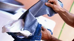 なぜ服を裏返しにして洗濯するのか、そしていつそうしてはいけないのか――知っておくべき重要なポイント