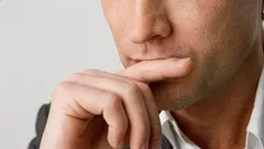 心理学者：会話中に口を手で覆うのはどういう意味なのか？