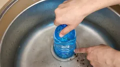排水管の詰まりは、ラバーカップや化学薬品を使わずに解消できます：この簡単な裏技を覚えておきましょう