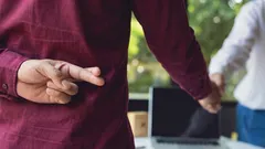 心理学者による確実なテクニック:10秒で嘘つきを見抜く方法