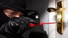 泥棒は玄関ドアのこのポイントをチェックして、侵入する部屋を選んでいる