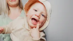 子どもの笑い声の秘密：なぜ赤ちゃんは言葉を話すようになる前に大笑いするのでしょうか？